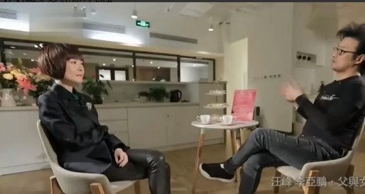 歌手汪峰说：“在2023年和醒醒妈妈分开后，有一天我去看醒醒姐弟俩，在陪他们玩的
