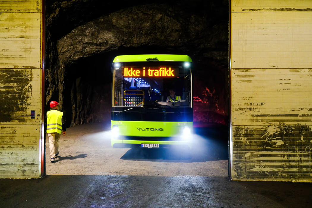 中国宇通一辆电动大巴被开进矿井深处：挪威用最极端方式验证这辆来自中国的电动大巴的