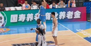 CBA第九轮的焦点战、北京男篮主场迎战广东男篮的上半场比赛刚刚结束，上一轮被浙江