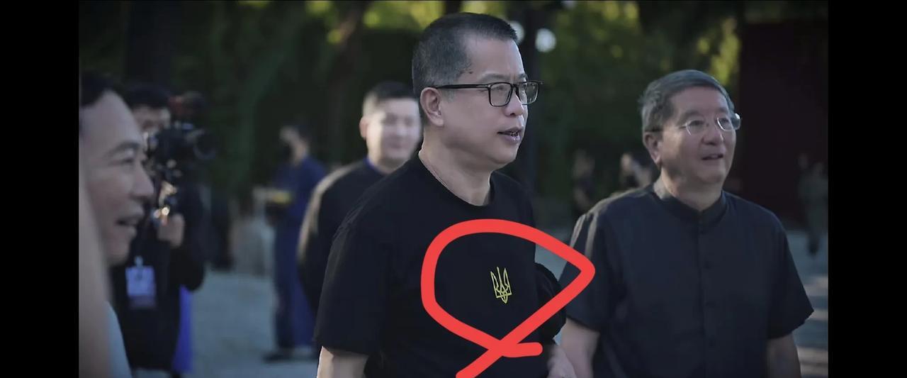 李国庆二婚庆典办的风风光光，各界大佬云集，真是往来无白丁。有一个人很扎眼，穿了件