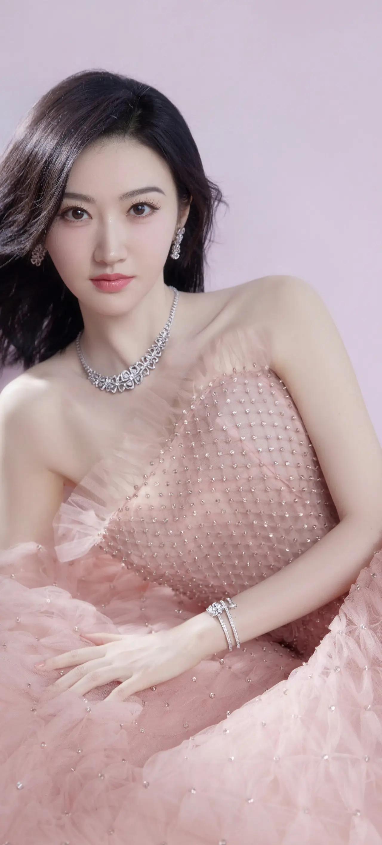 美女壁纸～景甜，粉纱漫卷，星光落肩。她于温柔的浅紫梦境中款款而来，抹胸蓬裙缀满细