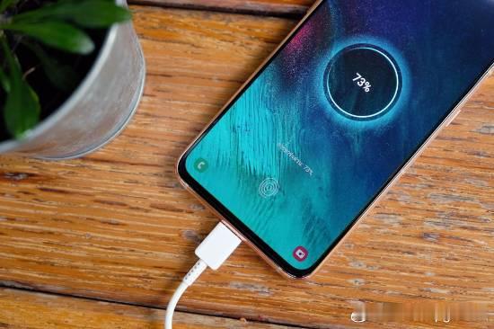 充完电不拔充电器是在拿命“豪赌”：很多人都有这坏习惯工作社交用手机、玩游戏用手机