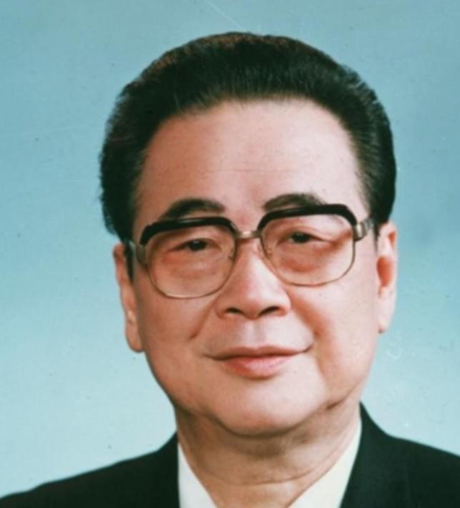 1992年7月18日中午12时15分，天津海河两岸的船只齐声拉响汽笛，送别一位伟