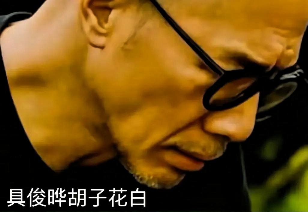 韩国姑爷七夕去墓地过节带着老婆最爱的东西可能是真的伤心了七夕那天韩国人具俊