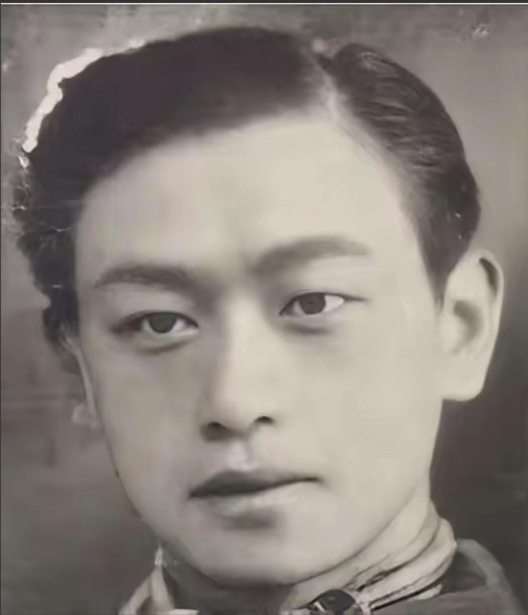 1939年，汉奸头子藏在电影院，锄奸队遍寻不获。播放员突然播了5个字，他竟主动站