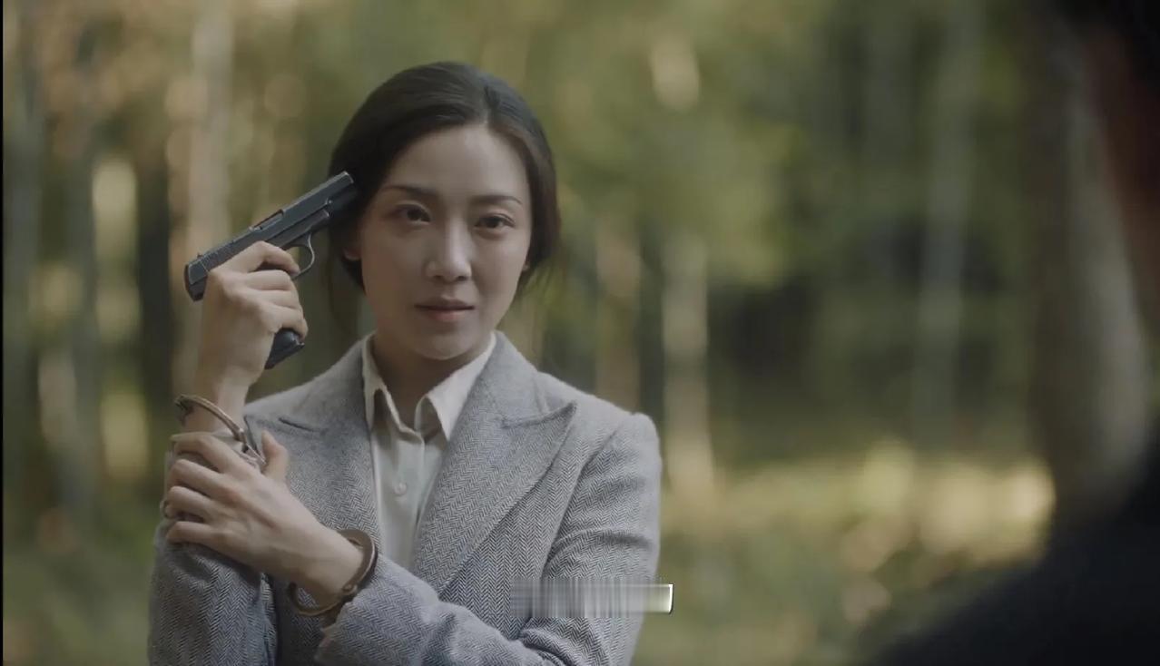 《潜渊》江飞曼大义，为了梁朔的安全甘愿贡献。江飞曼暴露被捕梁朔有很大的责任，如