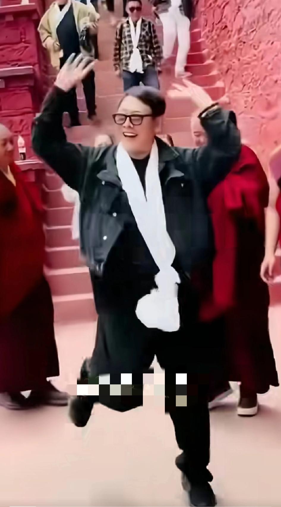 李连杰现在活泼的有点莫名其妙，走着路突然手舞足蹈，现在身上有一股子阴柔的感觉有