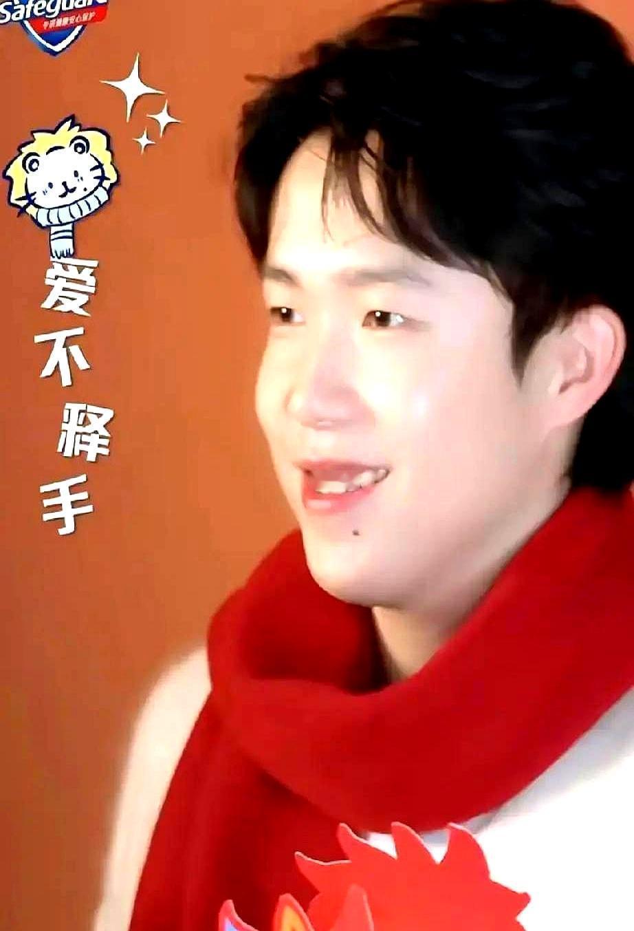 舒肤佳广告差点翻车，王楚钦临场一个举动，直接封神。你以为大片都是设计好的？