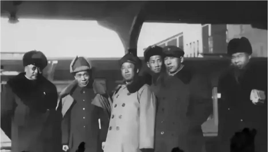 1949年12月，毛岸英在山海关车站留下珍贵合影。彼时27岁的他，风华正茂，肩负