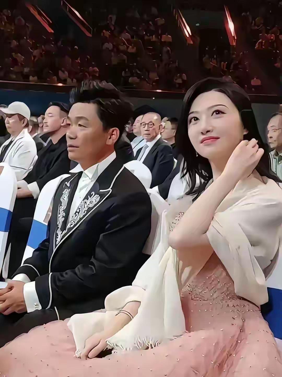 王宝强坐在景甜旁边，愣是没看一眼。这画面搁别人身上，真做不到。不是景甜不