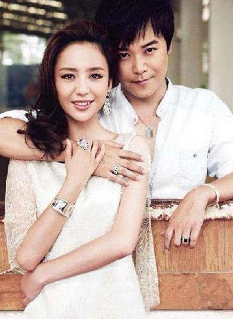 佟丽娅陈思诚带儿吃饭，离婚5年仍像1家3口，男方被曝和女友分手。2026年9