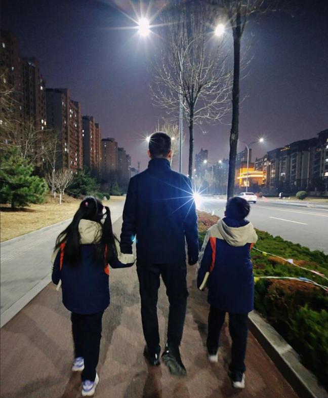 爸爸砸iPad、逼女儿哭、禁止她说'不想'——我朋友说：这就是为什么我30多岁还