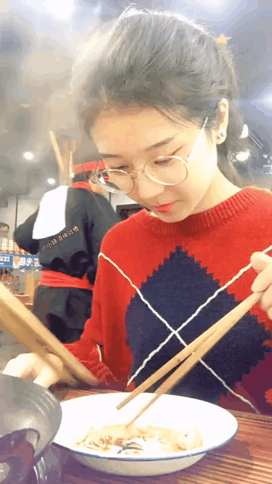 从女孩儿的动作和表情可以知道，他们俩还处于暗恋阶段