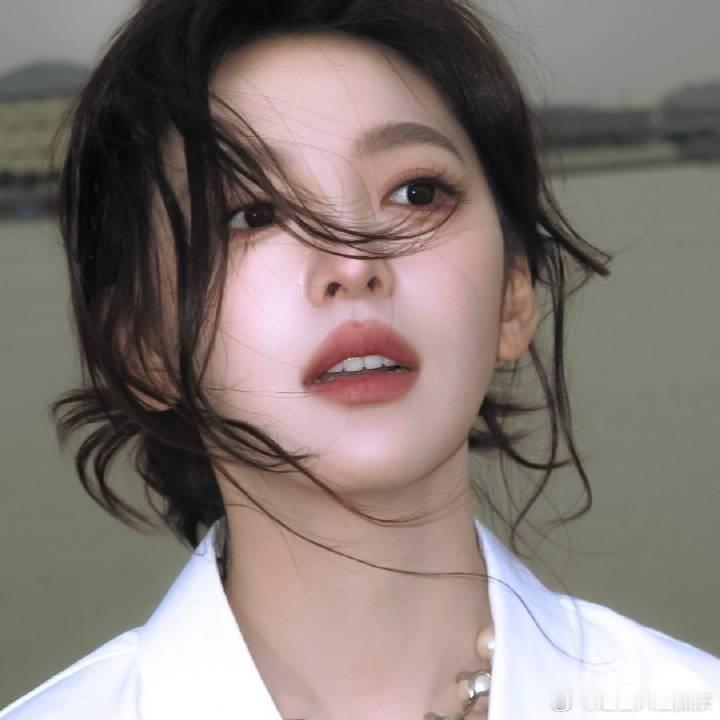 章若楠新剧都市这扮相，我直接封神！长卷发的神