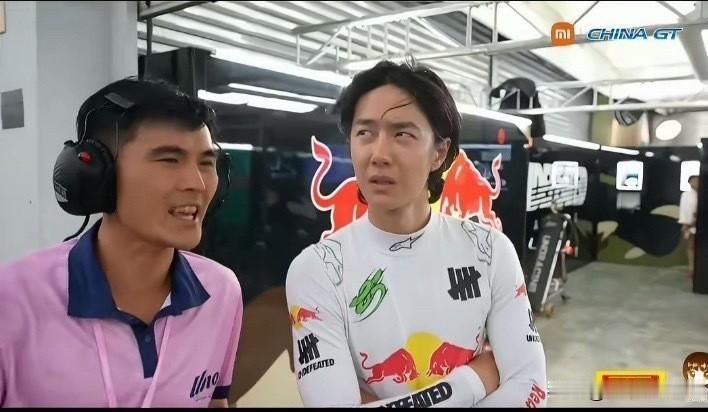 王一博失业四年到底经历了啥，身穿红牛赛车服亮相赛场，面部憔悴感十分突出，眉眼间带