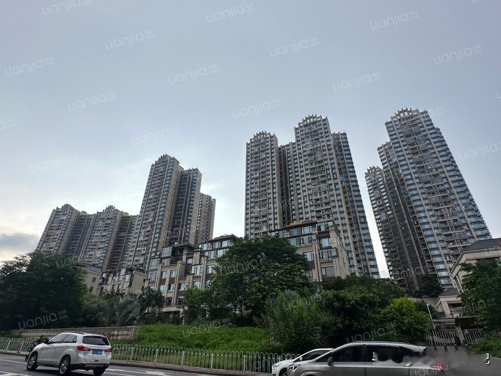 从1138万到455万，天河牛奶厂豪宅梦破灭招商雍华府，126平四房。2