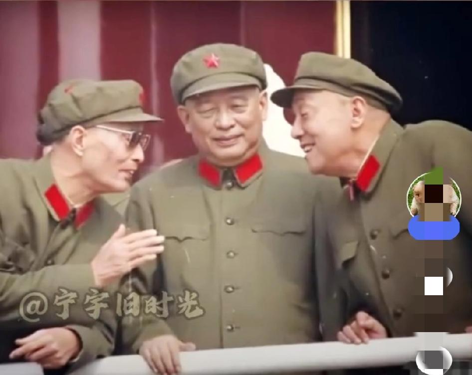 这是三位开国将军在天安门城楼上亲切交谈。在那烽火纷飞的战争年代，他们舍生忘死，