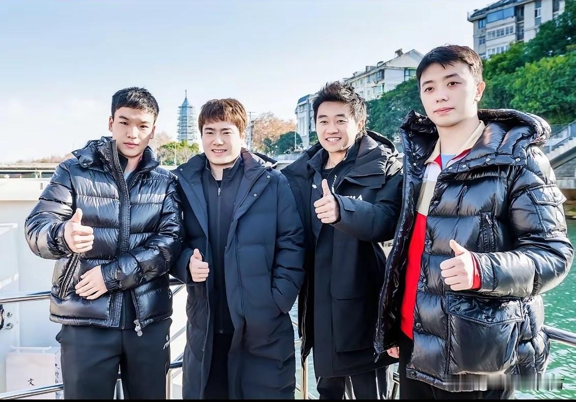 乒超联赛总决赛在南京举行，身为南京人的赵子豪尽地主之谊，热情款待他的兄弟们。