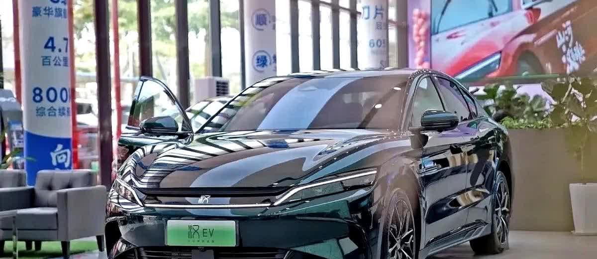 汉唐官降三万那天，老车主群里骂到凌晨三点，可订单系统却崩了两次。降价像一