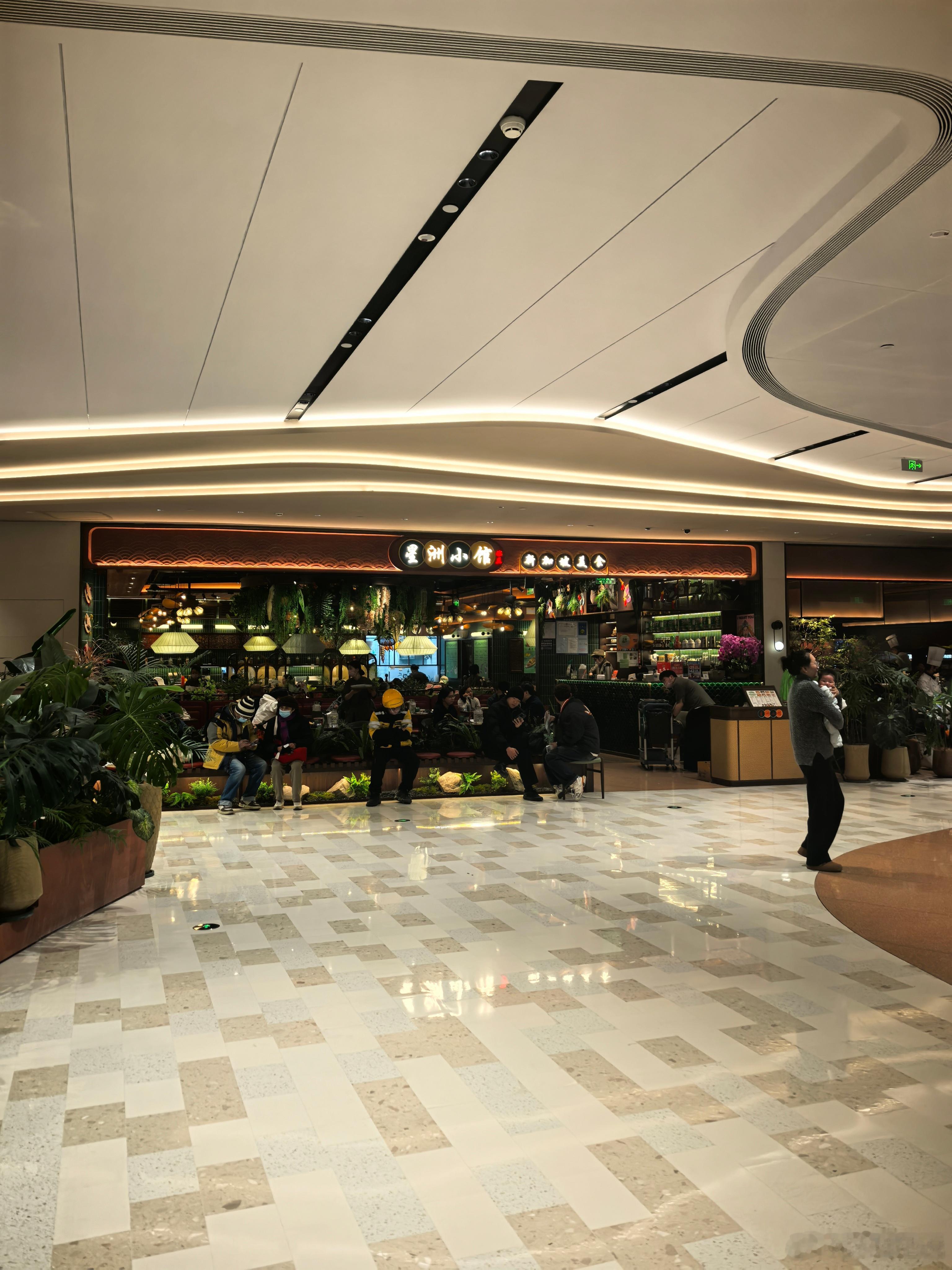 放假了，带娃出来吃饭的多了。这个点了，几乎所有店都在排队