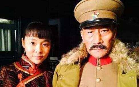 1923年，年近五旬的张作霖刚到天津，偶遇一个身材婀娜的年轻女孩，随从说：“一脸