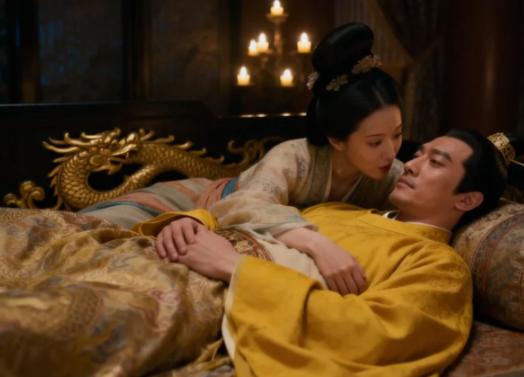 公元710年，李显召上官婉儿侍寝，缠绵过后，上官婉儿靠在李显胸膛，轻声提醒：“陛