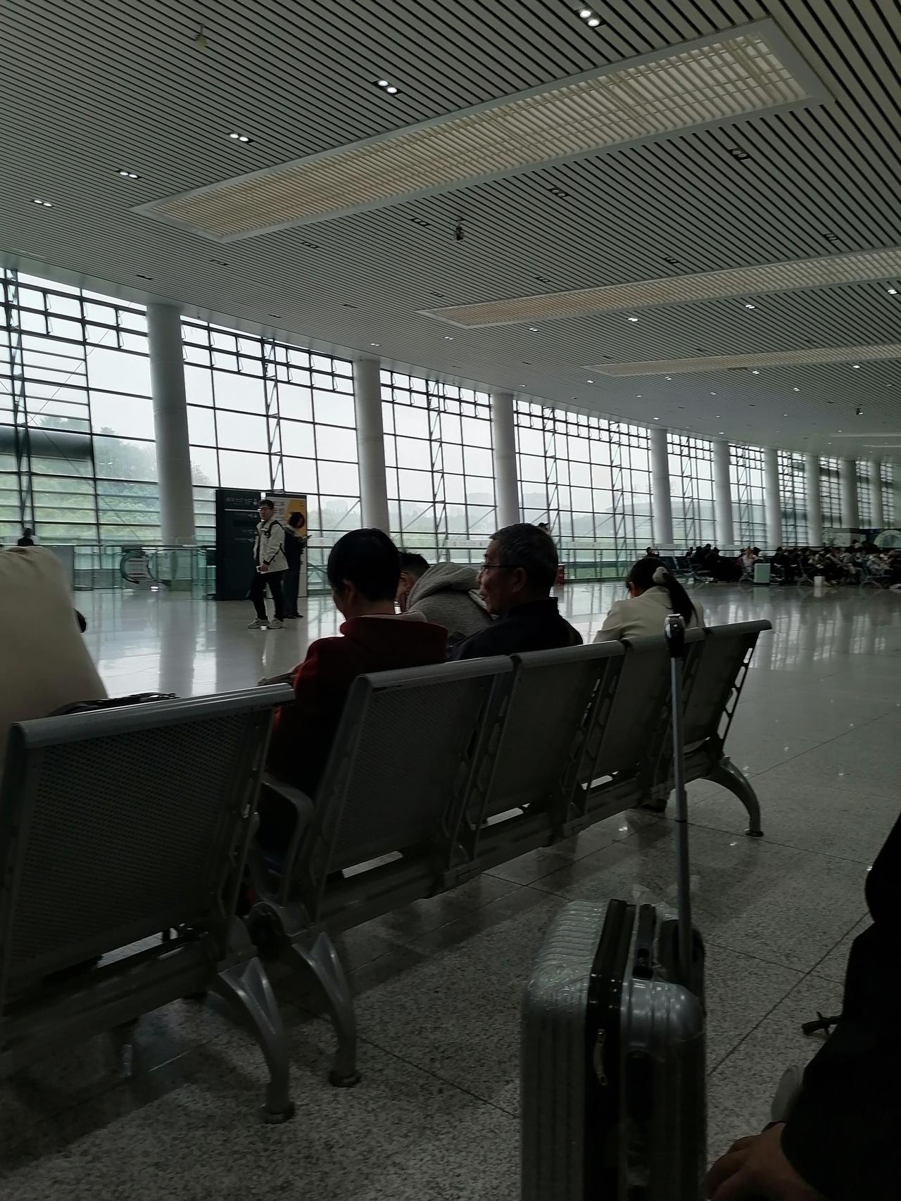 从南京到常州，约一个小时的路程，高铁票价60多元，绿皮车只需20多元。为了省钱，