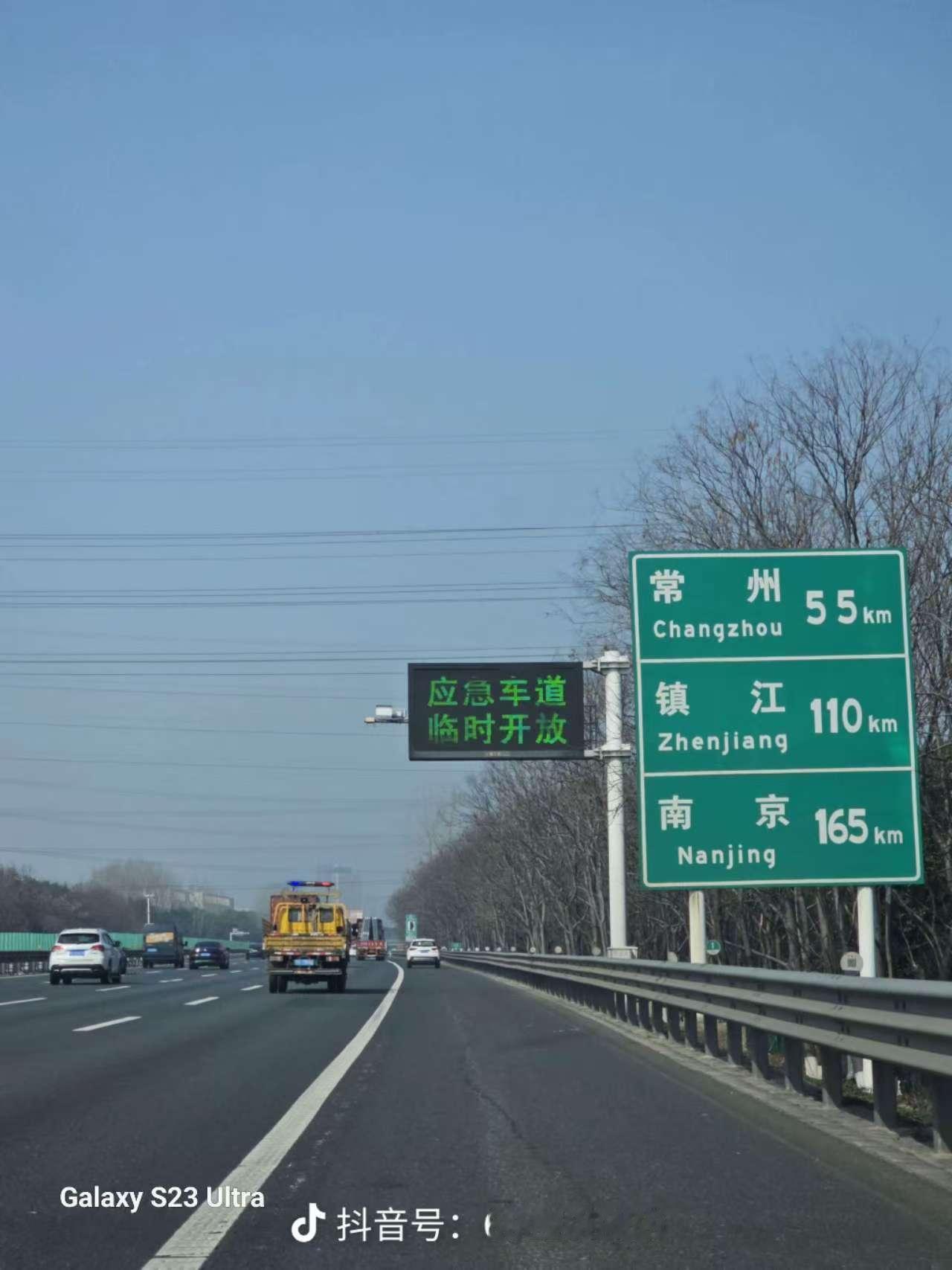 一提到高速应急车道，司机就会谈“道”色变，一旦占用不仅要罚款，还会被扣分，但是在