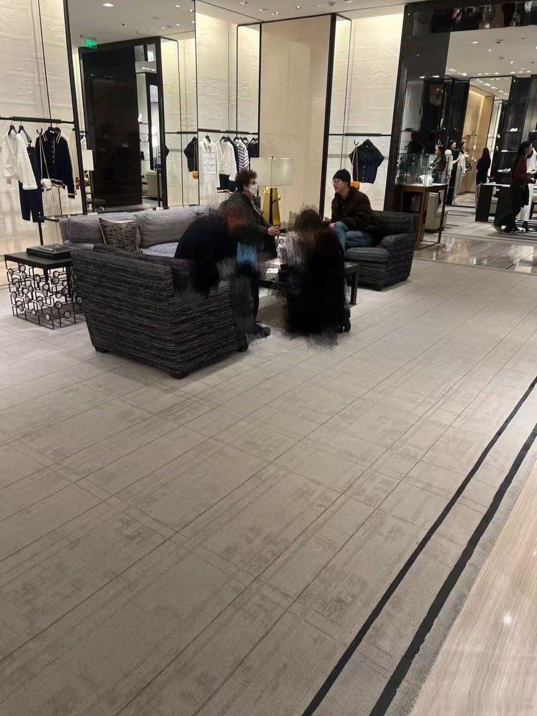 双向奔赴的生日太好嗑！陈伟霆与妈妈同天生辰，不仅晒豪车合唱名场面，更低调陪逛香奈