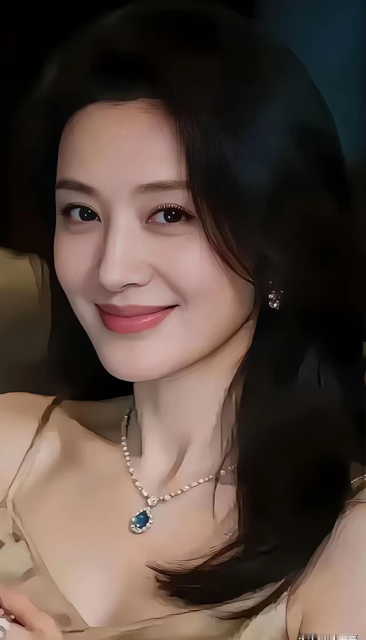 甜美微笑，气质迷人