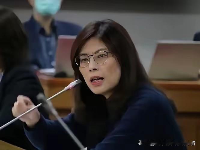 郑丽文出手狠！县长钟东锦当场吃瘪，李文斌空降主委稳了郑丽文这波操作真够厉害