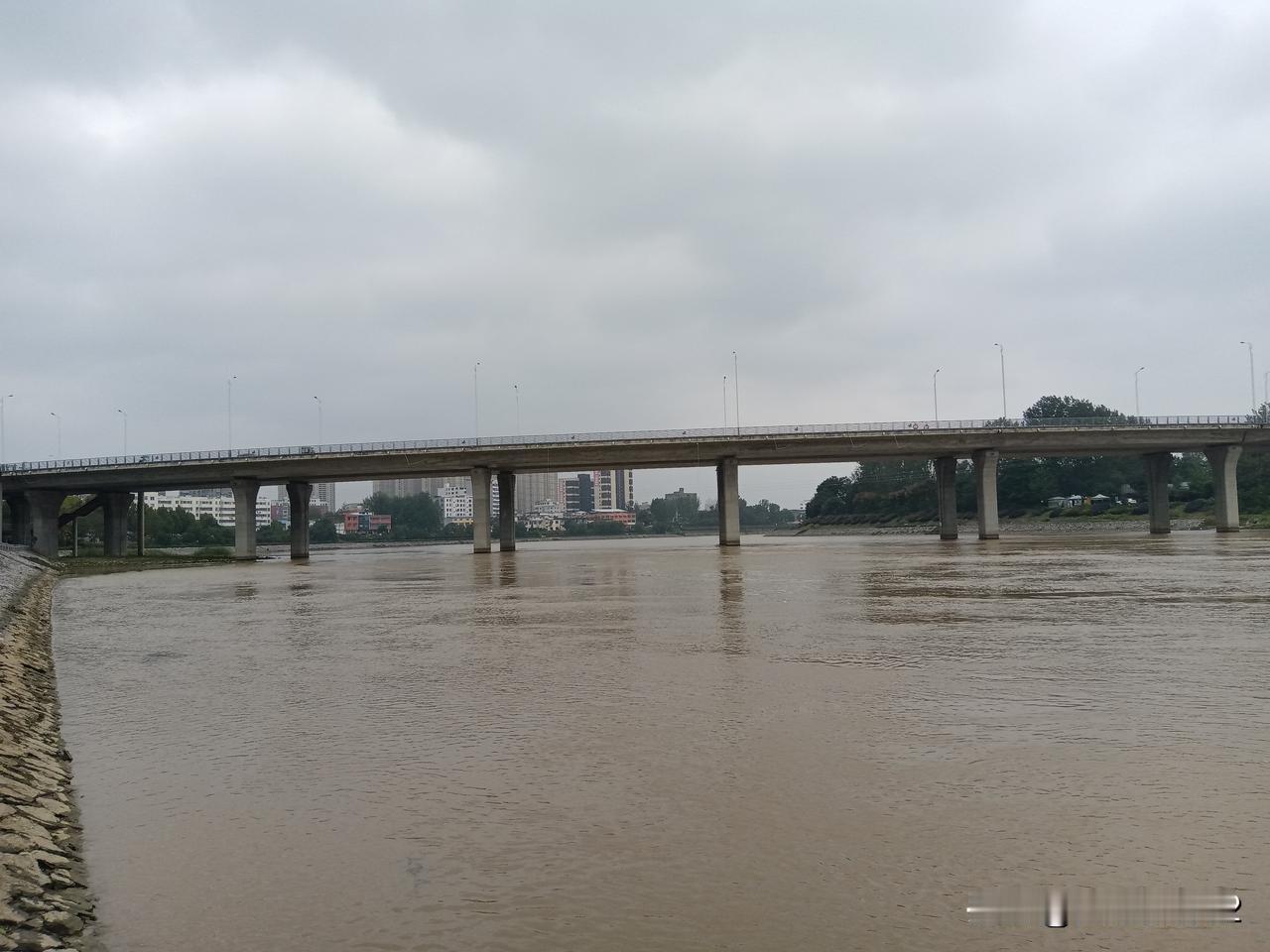 深秋季节，邓州下了一个多月雨后，湍河，刁河等水流迅猛，河水上涨，可谓百年不遇，极