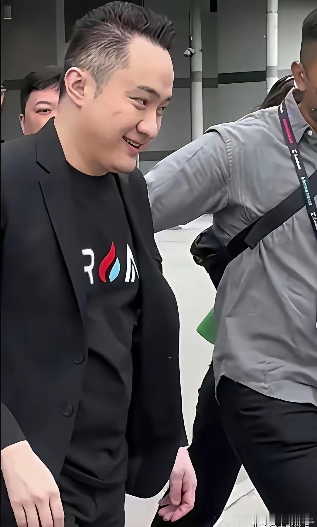孙宇晨从香港比特币峰会出来，身边一左一右站着两个保安，把拍照的网友隔在两米开外。