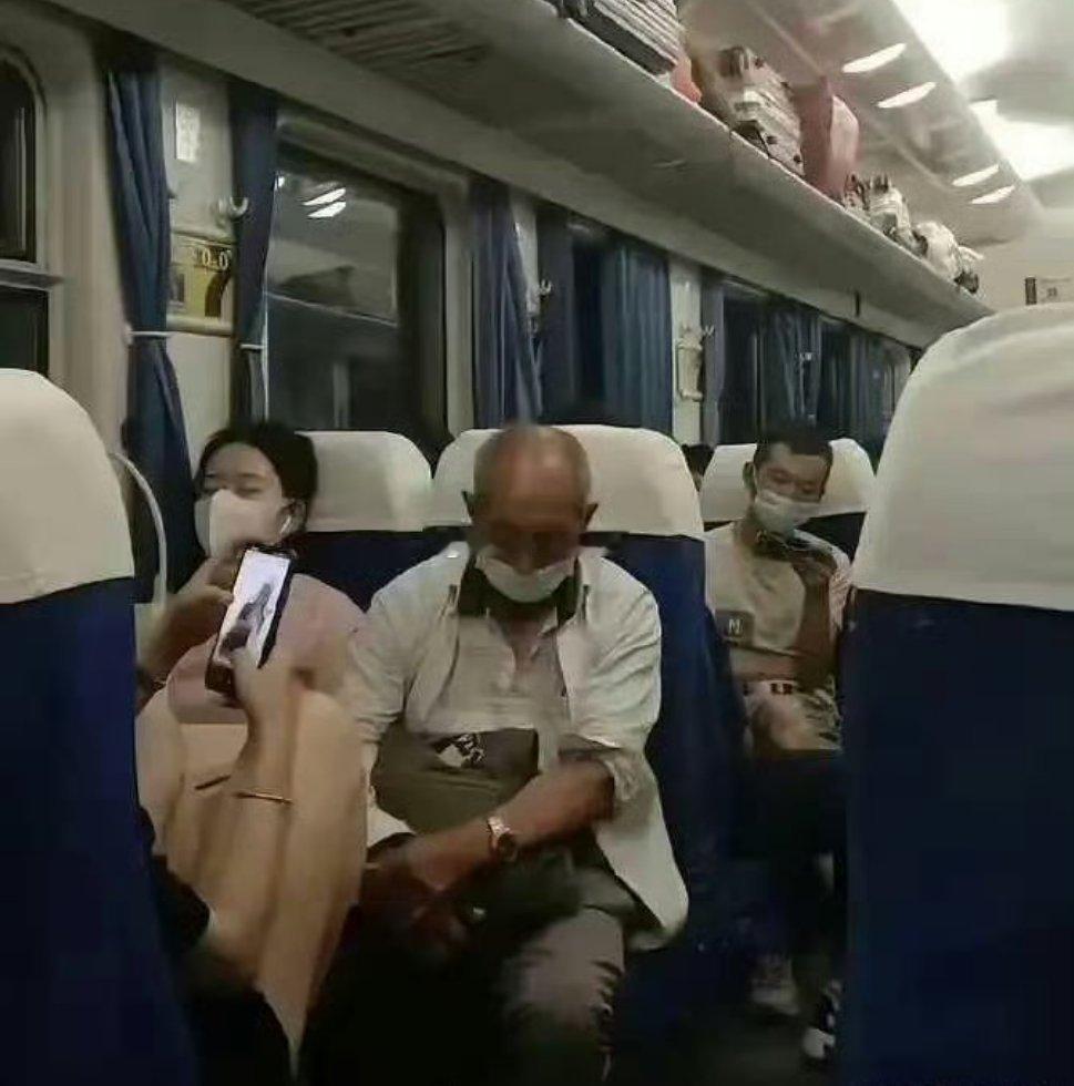 多么绅士的大爷，对面的女士不觉得羞愧吗？​​​