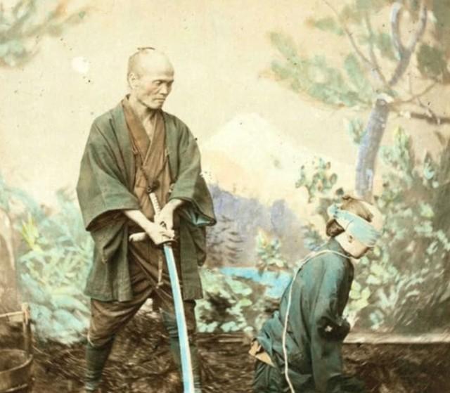 日本切腹自尽有多疼？硬生生用刀划破表皮脂肪，然后使劲割肚子里的内脏，但又不会立刻