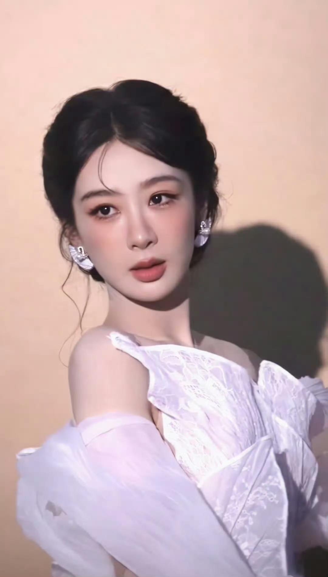 杨紫这是要做老板？网传她会亲自买下喜欢的小说版权！以前看杨紫，总觉得她是