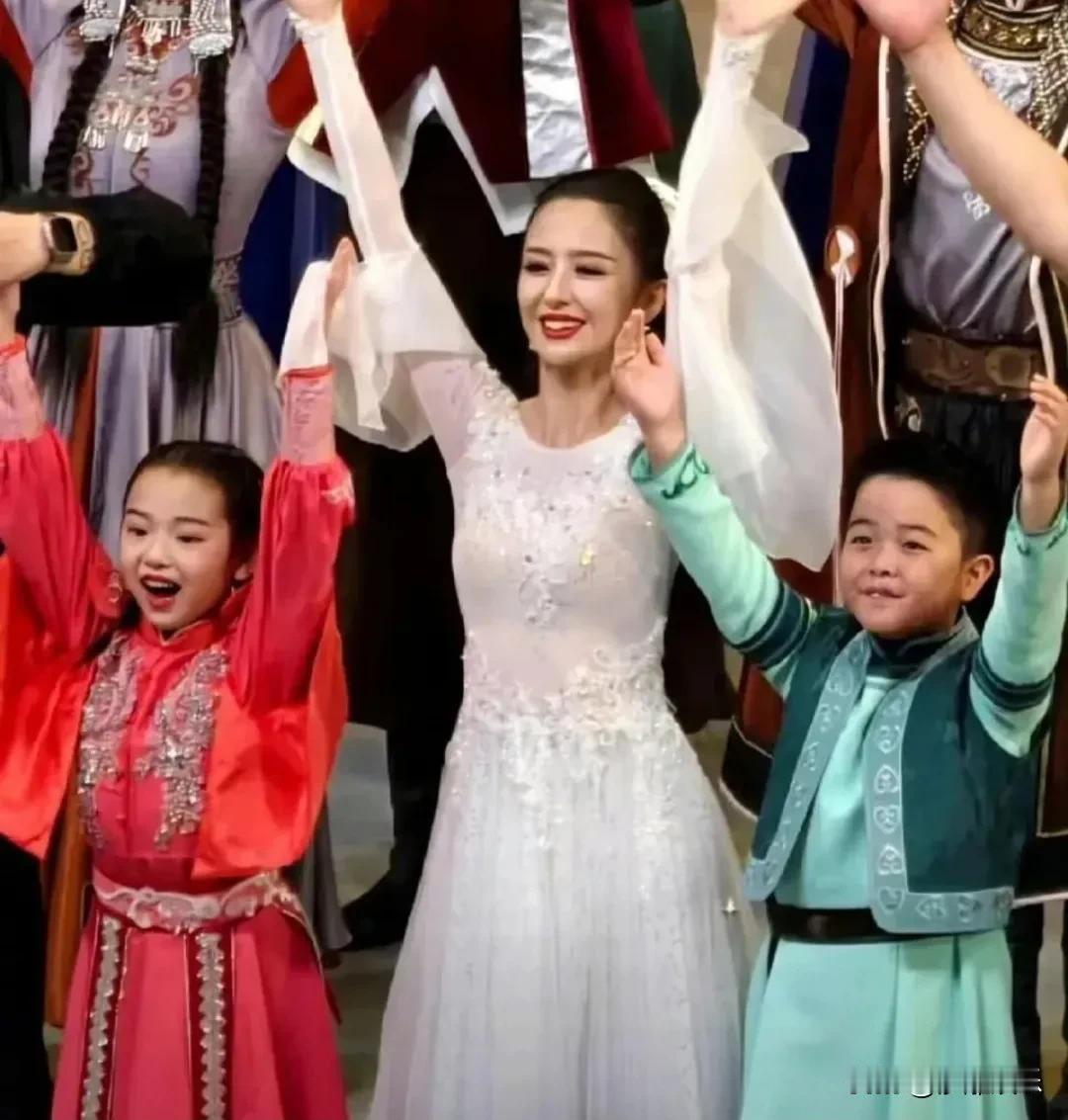 佟丽娅，当起了老师！2月25日，佟丽娅又上热门了，不是因为有新剧上映，而是因