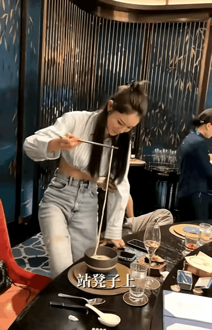 生日叫老婆站在凳子上表演嗦粉，如果你是张馨月，会满足林峯的要求吗？在生日这样