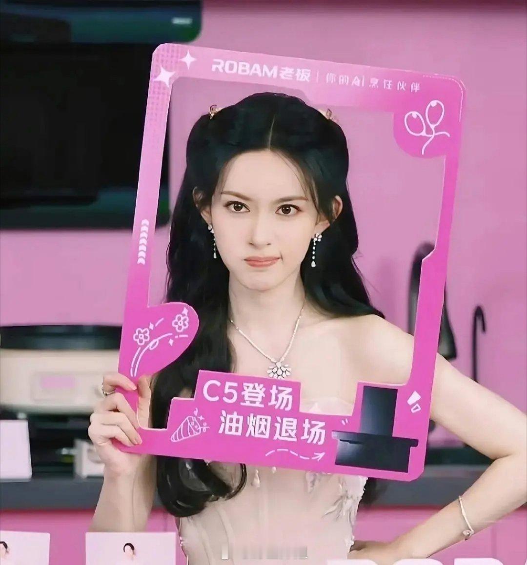 孟子义改妆容了少了一些粉嫩的腮红，脸上色彩少一些，人显得更干练清爽了​​​