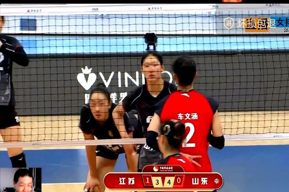 全国女排锦标赛半决赛的赛场上，上海女排刚以3比1掀翻浙江，一脚踩进了决赛的大门。现在，悬念全甩给了隔