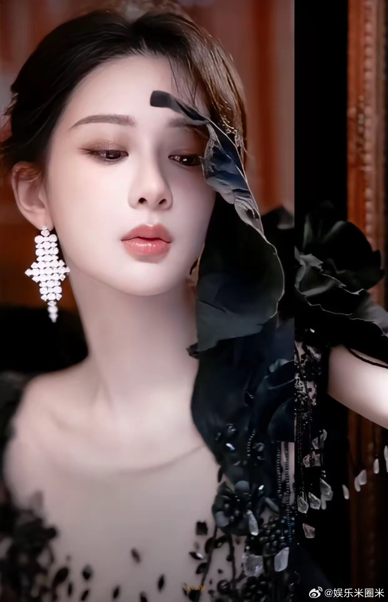 杨紫这件晚礼服超级美，比领白玉兰奖那套还好看，衬得肌肤如雪。颜值超高，谁说杨紫