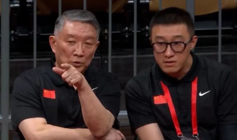中国女篮难道有人听不懂汉语？这张图片中右边戴眼镜的，有人说是女篮队的翻译，我得不