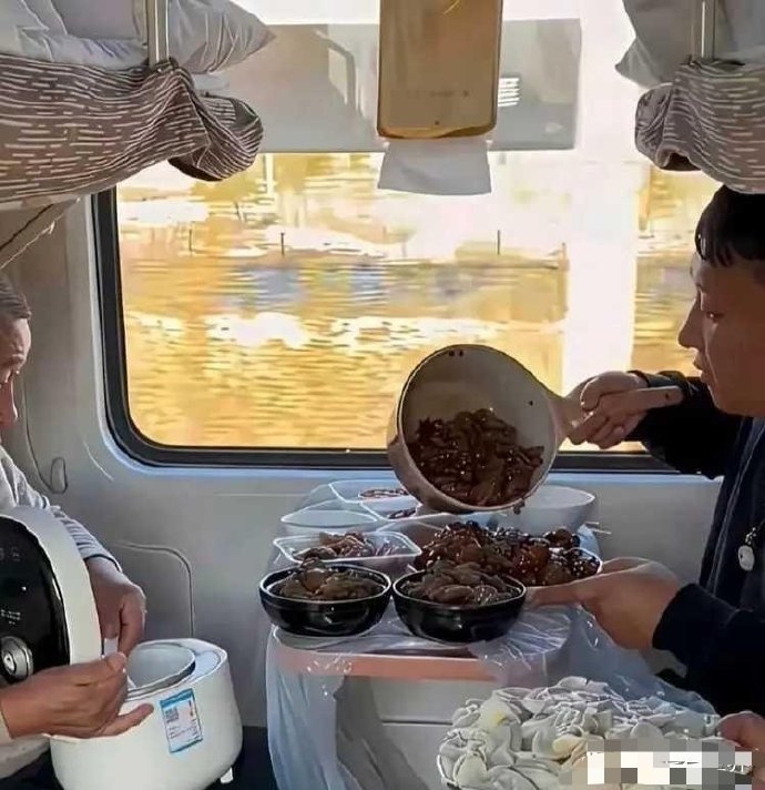 坐火车遇到这种人估计头都大了，有没有点素质