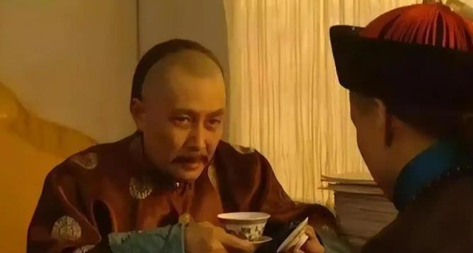 一次上朝时，乾隆的弟弟弘昼，当着百官和乾隆的面，把军机大臣讷亲打得鼻青脸肿。不料