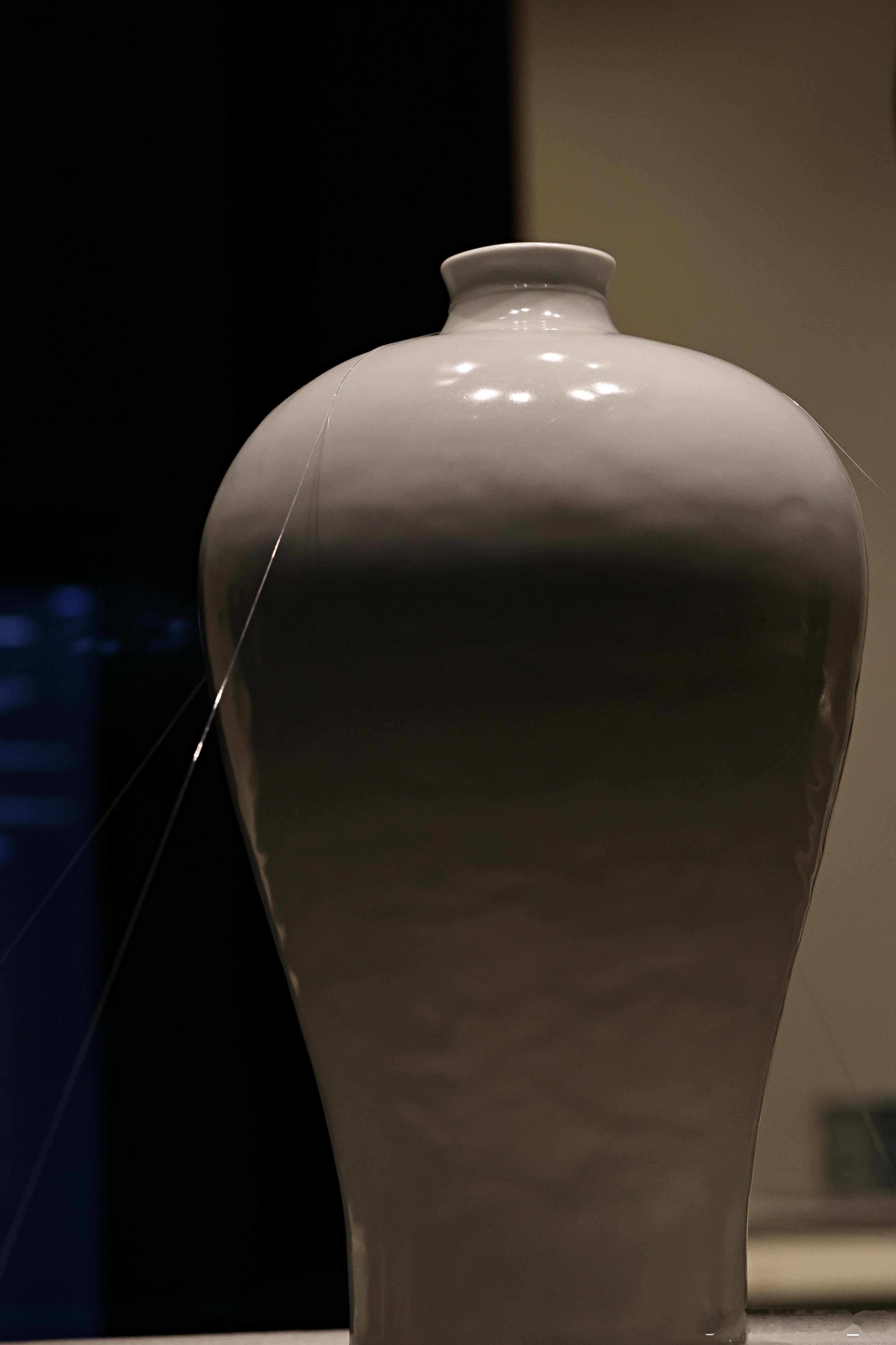 甜白釉梅瓶明（公元1368-1644年）天津博物馆藏瓶高34.5厘米，口径5.