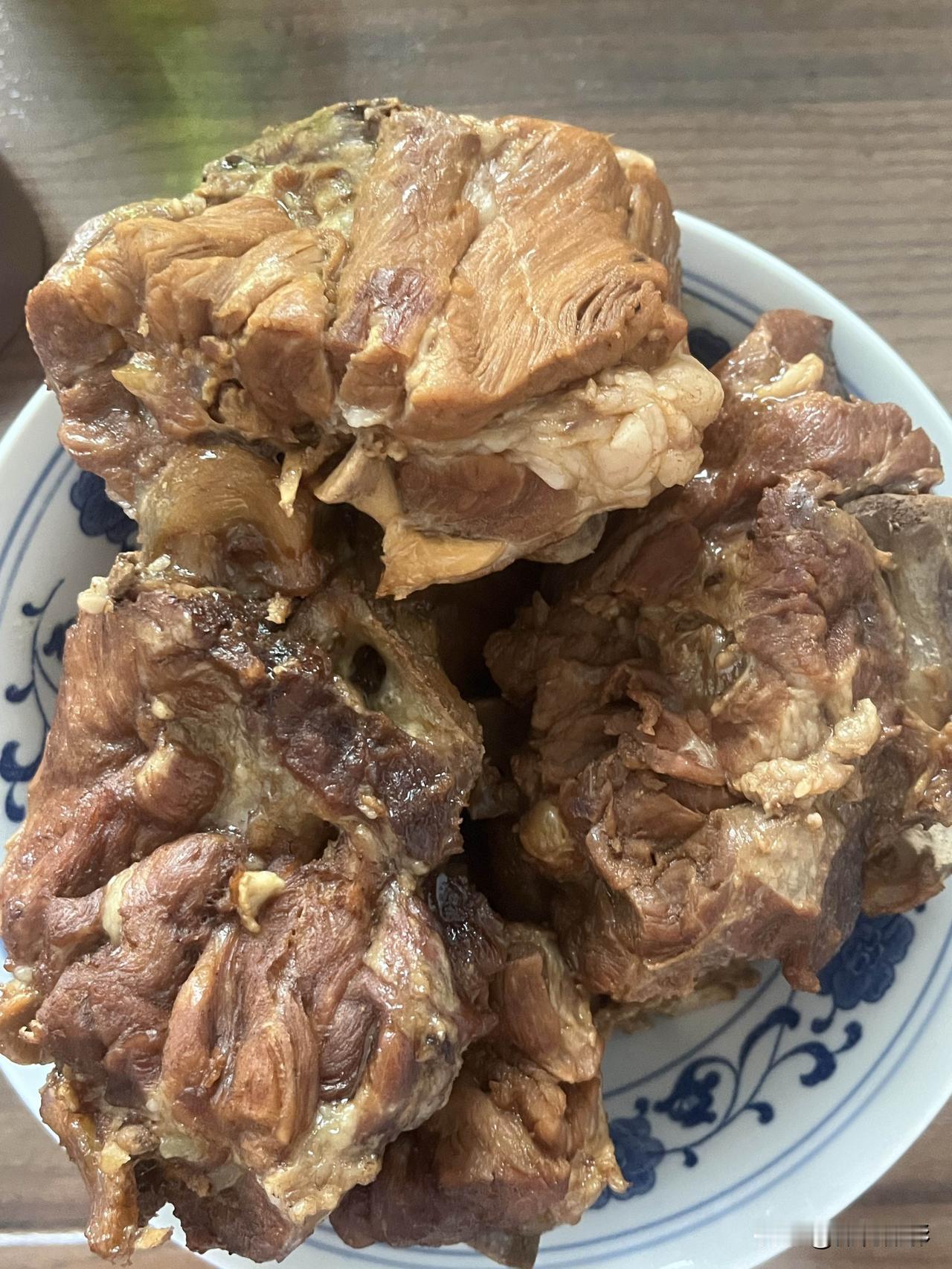 好友们晚上好！周末愉快，晚餐香香！今天的晚餐：酱梅花骨素炒菜花红薯玉米杂