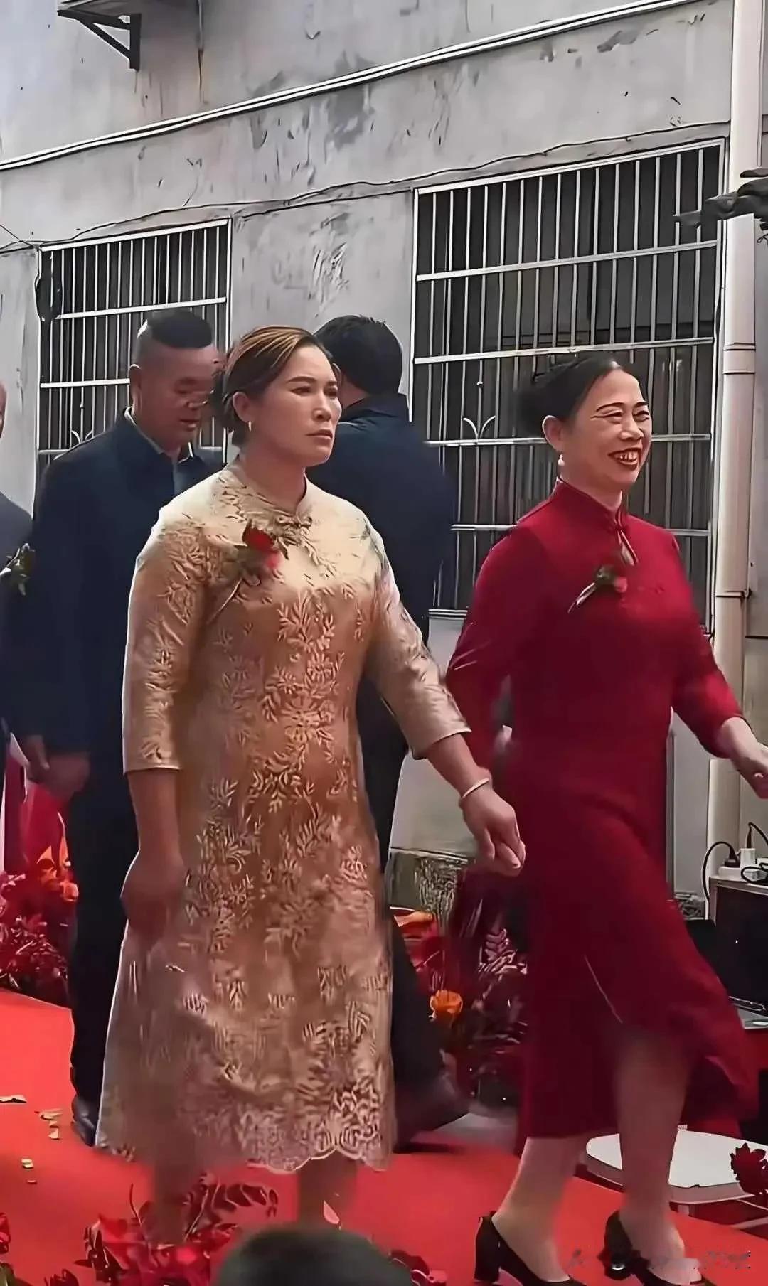 大家瞧瞧这对亲家，在这大喜之日，一个苦大仇深，一个满脸喜气，可以看出双方都是喜形