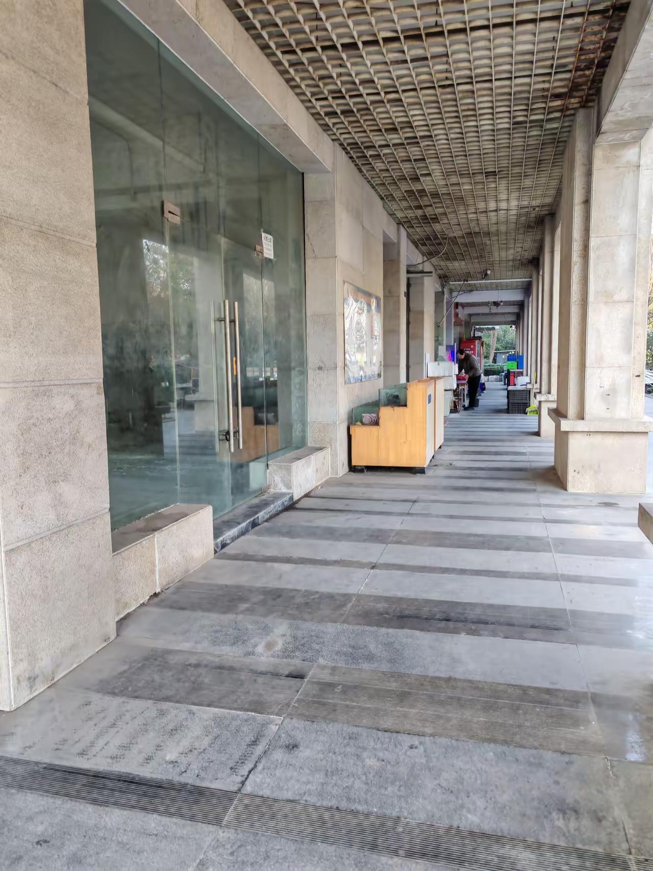 商铺，成了最扎手的资产我公公2012年买下了50平米的这个商铺，当时楼盘还是图