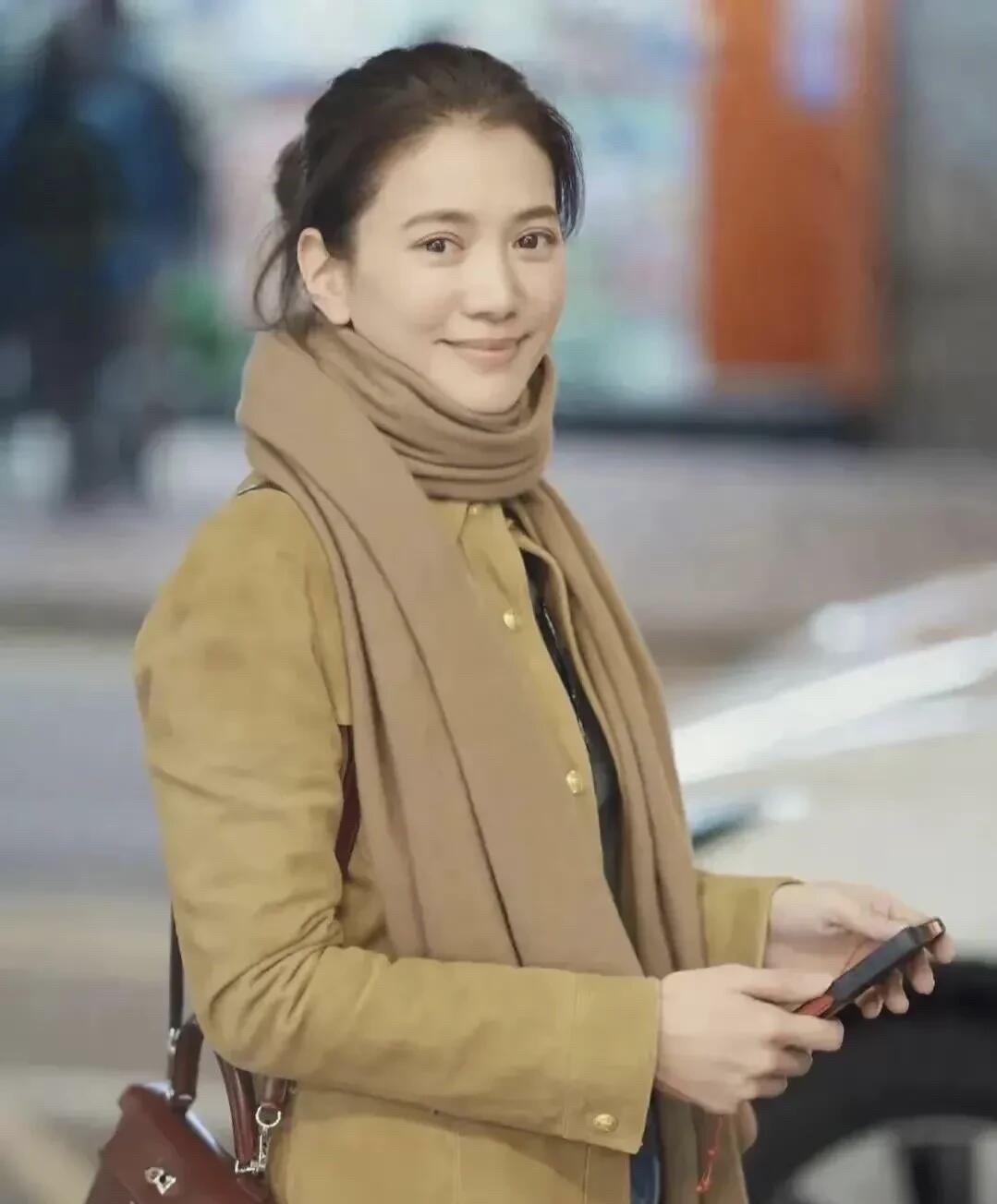 发现没，长得好看的美女，即使穿得很一般，看起来总是美的，这样的她看起来不像是53