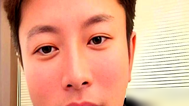 42岁贾乃亮，直播间里被人追着骂贪得无厌。他说自己8年没正经拍戏了，上一部还是2018年杀青的《特警